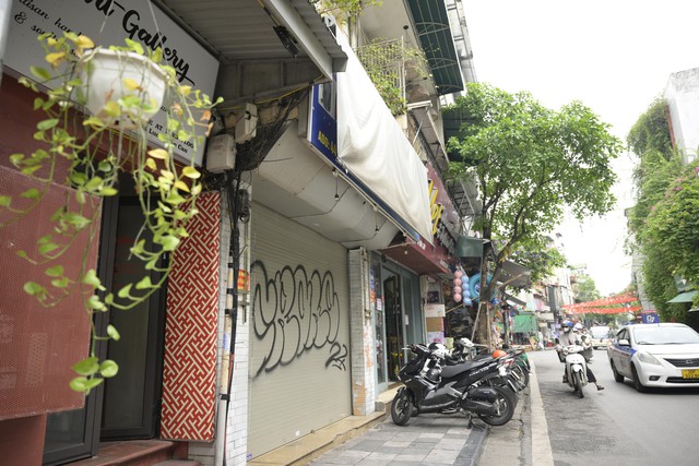 Hàng loạt gian hàng giữa "đất vàng" phố cổ Hà Nội đồng loạt im lìm lạ thường, một chủ nhà lên tiếng bất ngờ về "hàng nhái"- Ảnh 10.