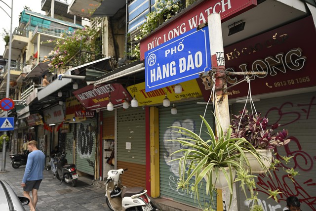 Hàng loạt gian hàng giữa "đất vàng" phố cổ Hà Nội đồng loạt im lìm lạ thường, một chủ nhà lên tiếng bất ngờ về "hàng nhái"- Ảnh 4.