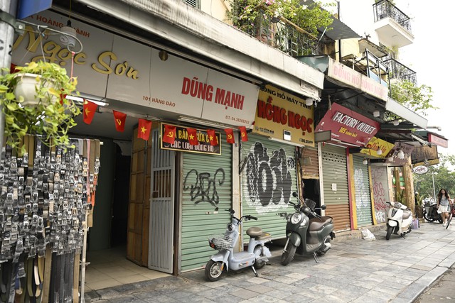 Hàng loạt gian hàng giữa "đất vàng" phố cổ Hà Nội đồng loạt im lìm lạ thường, một chủ nhà lên tiếng bất ngờ về "hàng nhái"- Ảnh 5.