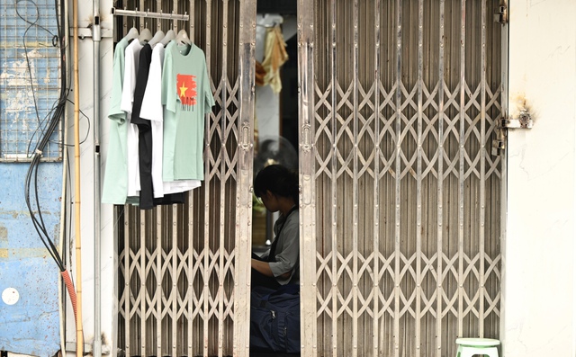 Hàng loạt gian hàng giữa "đất vàng" phố cổ Hà Nội đồng loạt im lìm lạ thường, một chủ nhà lên tiếng bất ngờ về "hàng nhái"- Ảnh 7.