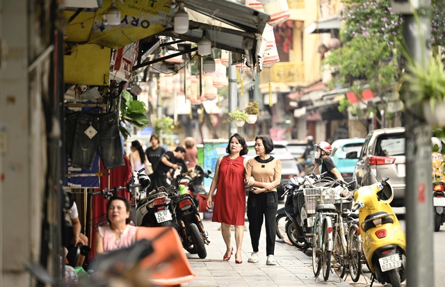 Hàng loạt gian hàng giữa "đất vàng" phố cổ Hà Nội đồng loạt im lìm lạ thường, một chủ nhà lên tiếng bất ngờ về "hàng nhái"- Ảnh 3.