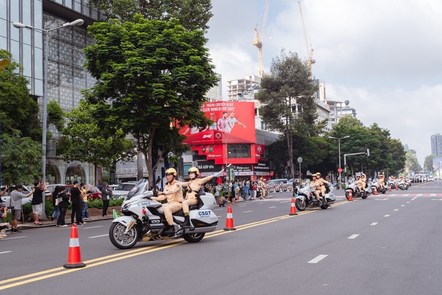 Nghẹt thở xem cảnh sát diễn tập chống khủng bố, bảo vệ yếu nhân tại trung tâm TP HCM- Ảnh 5.