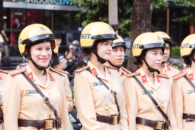 Nghẹt thở xem cảnh sát diễn tập chống khủng bố, bảo vệ yếu nhân tại trung tâm TP HCM- Ảnh 1.