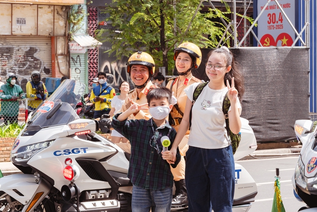 Nghẹt thở xem cảnh sát diễn tập chống khủng bố, bảo vệ yếu nhân tại trung tâm TP HCM- Ảnh 15.