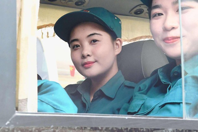 Cảnh tượng đặc biệt tại ga Hà Nội chiều tháng Sáu: Người dân xếp hàng dài chào đón các chiến sĩ chuẩn bị thực hiện nhiệm vụ A80- Ảnh 26.