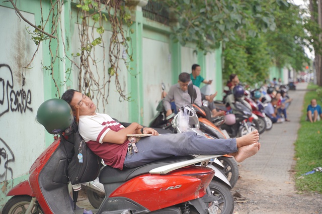 Kết thúc thi vào lớp 10 TP.HCM buổi đầu tiên: Đề Văn bàn về sự trưởng thành, thí sinh "vui điên lên" khen đề dễ!- Ảnh 17.