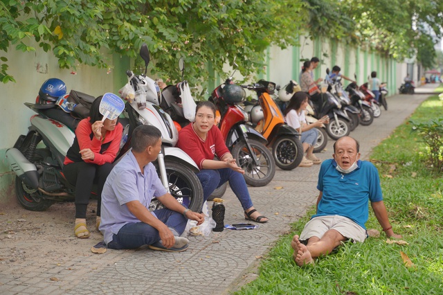 Kết thúc thi vào lớp 10 TP.HCM buổi đầu tiên: Đề Văn bàn về sự trưởng thành, thí sinh "vui điên lên" khen đề dễ!- Ảnh 14.