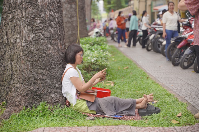 Kết thúc thi vào lớp 10 TP.HCM buổi đầu tiên: Đề Văn bàn về sự trưởng thành, thí sinh "vui điên lên" khen đề dễ!- Ảnh 12.