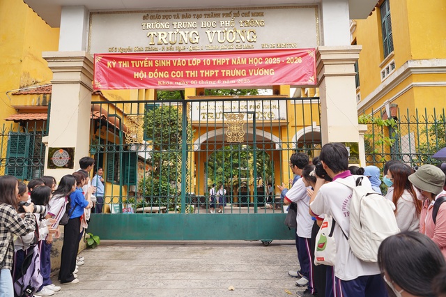 Kết thúc thi vào lớp 10 TP.HCM buổi đầu tiên: Đề Văn bàn về sự trưởng thành, thí sinh "vui điên lên" khen đề dễ!- Ảnh 10.