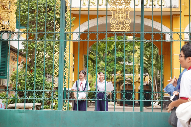 Kết thúc thi vào lớp 10 TP.HCM buổi đầu tiên: Đề Văn bàn về sự trưởng thành, thí sinh "vui điên lên" khen đề dễ!- Ảnh 11.