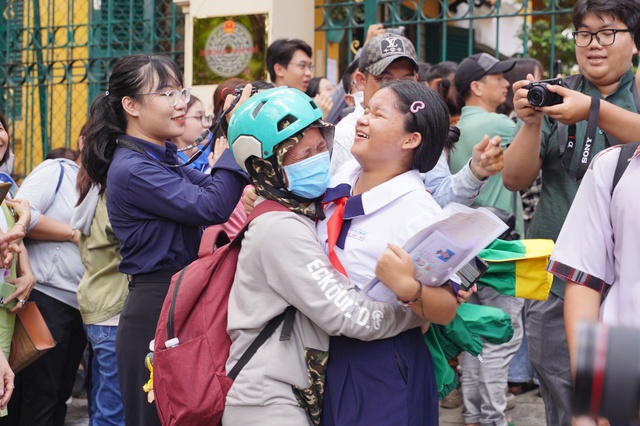 Kết thúc thi vào lớp 10 TP.HCM buổi đầu tiên: Đề Văn bàn về sự trưởng thành, thí sinh "vui điên lên" khen đề dễ!- Ảnh 5.