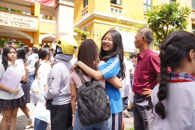 Kết thúc thi vào lớp 10 TP.HCM buổi đầu tiên: Đề Văn bàn về sự trưởng thành, thí sinh "vui điên lên" khen đề dễ!- Ảnh 6.