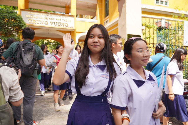 Kết thúc thi vào lớp 10 TP.HCM buổi đầu tiên: Đề Văn bàn về sự trưởng thành, thí sinh "vui điên lên" khen đề dễ!- Ảnh 7.