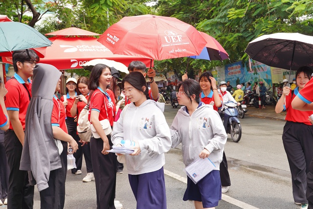 Hết giờ thi môn Ngoại ngữ vào lớp 10 TP.HCM: Thí sinh ai cũng khoe "Dễ lắm" nhưng sợ điểm chuẩn sẽ tăng!- Ảnh 13.
