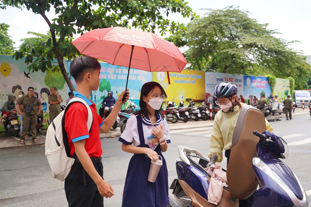 Hết giờ thi môn Ngoại ngữ vào lớp 10 TP.HCM: Thí sinh ai cũng khoe "Dễ lắm" nhưng sợ điểm chuẩn sẽ tăng!- Ảnh 10.