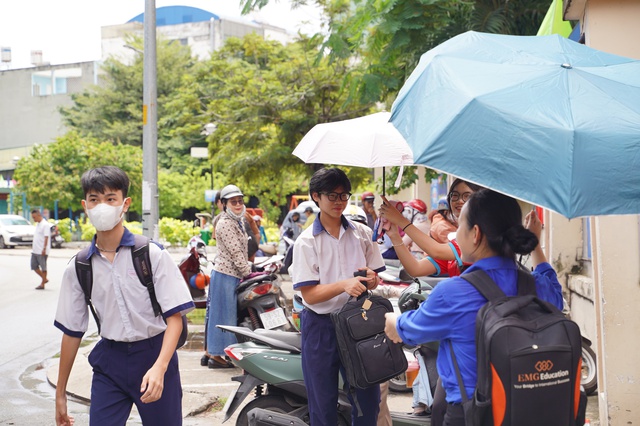 Hết giờ thi môn Ngoại ngữ vào lớp 10 TP.HCM: Thí sinh ai cũng khoe "Dễ lắm" nhưng sợ điểm chuẩn sẽ tăng!- Ảnh 11.