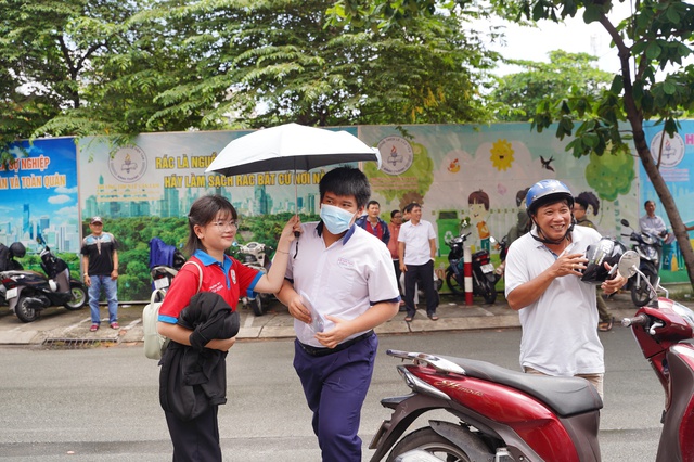 Hết giờ thi môn Ngoại ngữ vào lớp 10 TP.HCM: Thí sinh ai cũng khoe "Dễ lắm" nhưng sợ điểm chuẩn sẽ tăng!- Ảnh 12.