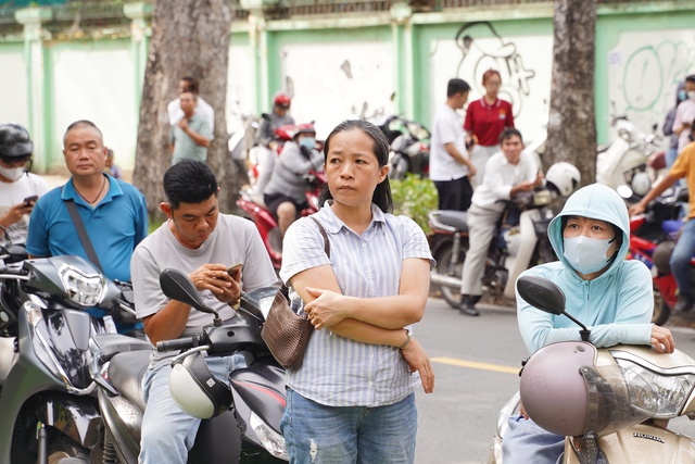 Hết giờ thi môn Ngoại ngữ vào lớp 10 TP.HCM: Thí sinh ai cũng khoe "Dễ lắm" nhưng sợ điểm chuẩn sẽ tăng!- Ảnh 3.