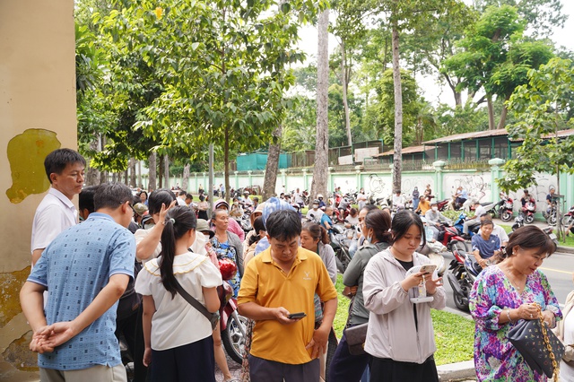 Hết giờ thi môn Ngoại ngữ vào lớp 10 TP.HCM: Thí sinh ai cũng khoe "Dễ lắm" nhưng sợ điểm chuẩn sẽ tăng!- Ảnh 4.