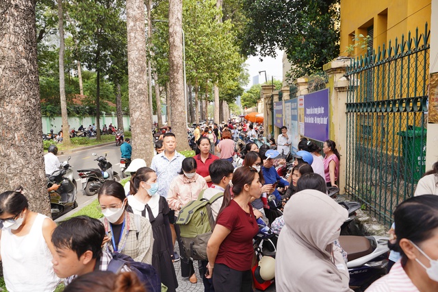 Hết giờ thi môn Ngoại ngữ vào lớp 10 TP.HCM: Thí sinh ai cũng khoe "Dễ lắm" nhưng sợ điểm chuẩn sẽ tăng!- Ảnh 5.