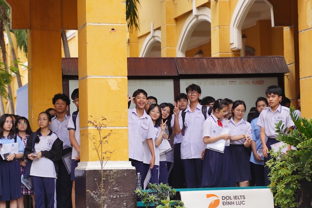 Hết giờ thi môn Ngoại ngữ vào lớp 10 TP.HCM: Thí sinh ai cũng khoe "Dễ lắm" nhưng sợ điểm chuẩn sẽ tăng!- Ảnh 1.