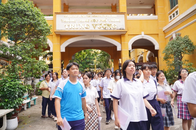 Hết giờ thi môn Ngoại ngữ vào lớp 10 TP.HCM: Thí sinh ai cũng khoe "Dễ lắm" nhưng sợ điểm chuẩn sẽ tăng!- Ảnh 2.