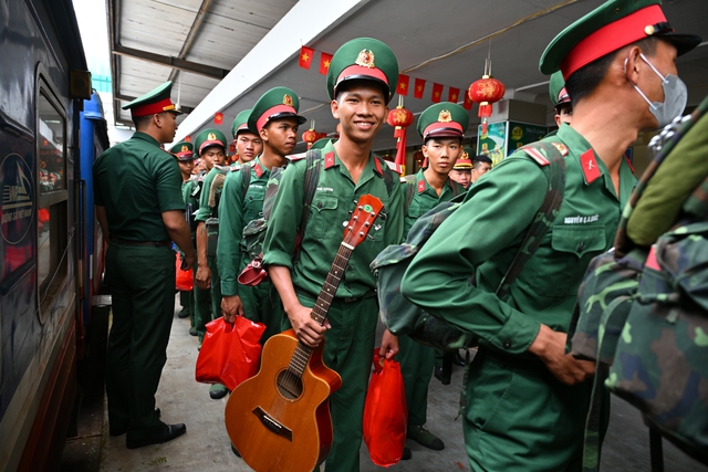Cảnh tượng đặc biệt tại ga Hà Nội chiều tháng Sáu: Người dân xếp hàng dài chào đón các chiến sĩ chuẩn bị thực hiện nhiệm vụ A80- Ảnh 1.