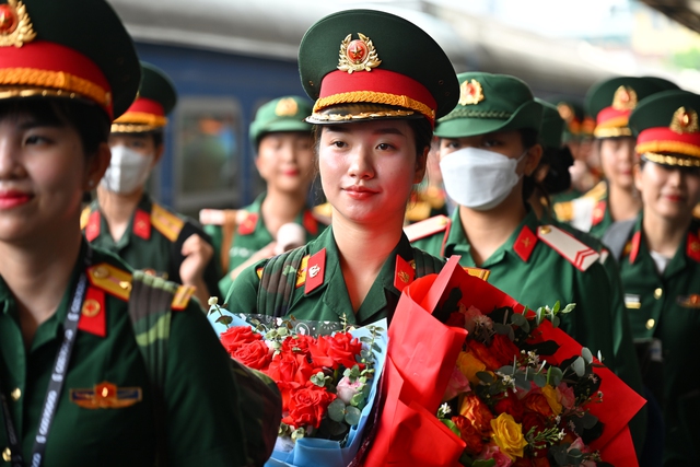 Cảnh tượng đặc biệt tại ga Hà Nội chiều tháng Sáu: Người dân xếp hàng dài chào đón các chiến sĩ chuẩn bị thực hiện nhiệm vụ A80- Ảnh 7.