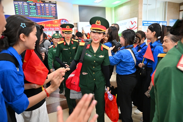 Cảnh tượng đặc biệt tại ga Hà Nội chiều tháng Sáu: Người dân xếp hàng dài chào đón các chiến sĩ chuẩn bị thực hiện nhiệm vụ A80- Ảnh 3.