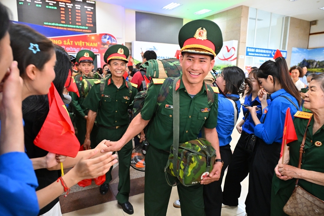 Cảnh tượng đặc biệt tại ga Hà Nội chiều tháng Sáu: Người dân xếp hàng dài chào đón các chiến sĩ chuẩn bị thực hiện nhiệm vụ A80- Ảnh 2.