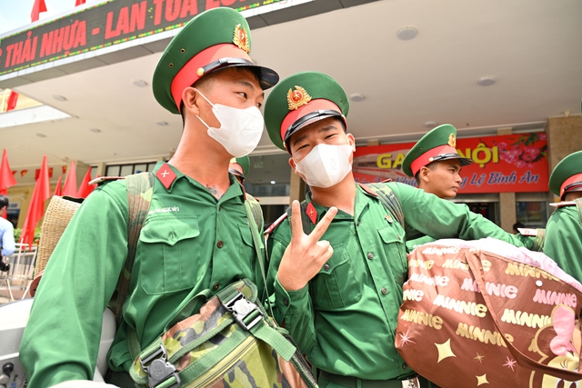 Cảnh tượng đặc biệt tại ga Hà Nội chiều tháng Sáu: Người dân xếp hàng dài chào đón các chiến sĩ chuẩn bị thực hiện nhiệm vụ A80- Ảnh 5.