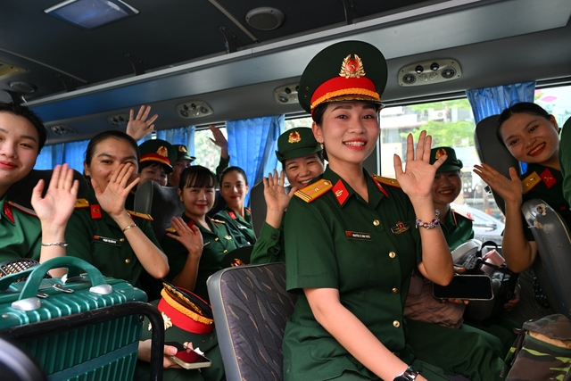 Cảnh tượng đặc biệt tại ga Hà Nội chiều tháng Sáu: Người dân xếp hàng dài chào đón các chiến sĩ chuẩn bị thực hiện nhiệm vụ A80- Ảnh 6.