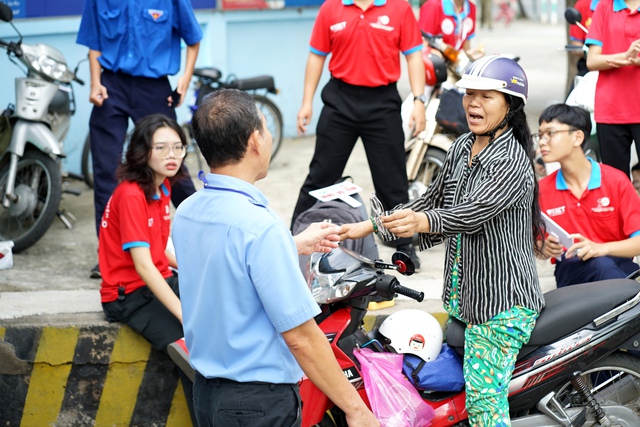 Kết thúc thi vào lớp 10 TP.HCM buổi đầu tiên: Đề Văn bàn về sự trưởng thành, thí sinh "vui điên lên" khen đề dễ!- Ảnh 20.