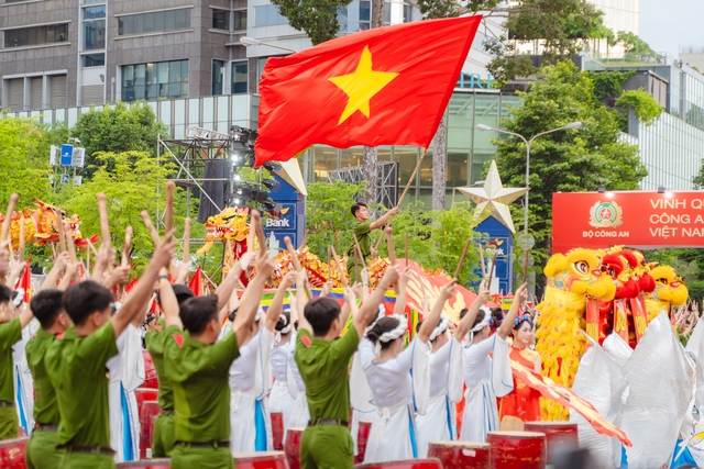 Mãn nhãn tuyệt đối với các màn biểu diễn huấn luyện cảnh khuyển, khí công... của các chiến sĩ công an nhân dân- Ảnh 2.