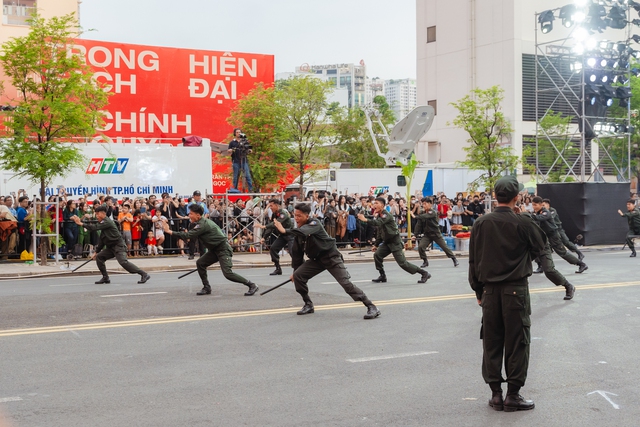 Mãn nhãn tuyệt đối với các màn biểu diễn huấn luyện cảnh khuyển, khí công... của các chiến sĩ công an nhân dân- Ảnh 7.