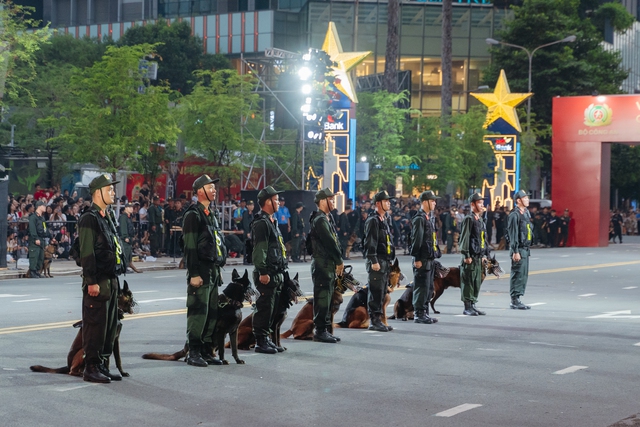 Mãn nhãn tuyệt đối với các màn biểu diễn huấn luyện cảnh khuyển, khí công... của các chiến sĩ công an nhân dân- Ảnh 16.