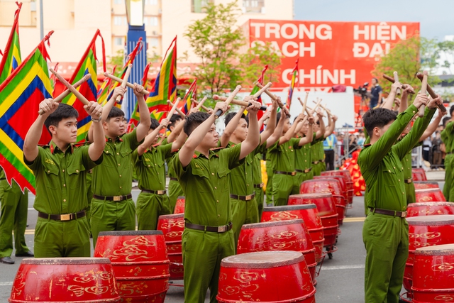 Mãn nhãn tuyệt đối với các màn biểu diễn huấn luyện cảnh khuyển, khí công... của các chiến sĩ công an nhân dân- Ảnh 3.