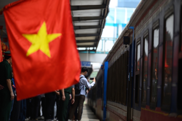 Cảnh tượng đặc biệt tại ga Hà Nội chiều tháng Sáu: Người dân xếp hàng dài chào đón các chiến sĩ chuẩn bị thực hiện nhiệm vụ A80- Ảnh 29.