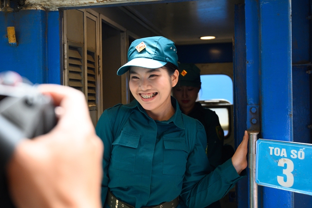Cảnh tượng đặc biệt tại ga Hà Nội chiều tháng Sáu: Người dân xếp hàng dài chào đón các chiến sĩ chuẩn bị thực hiện nhiệm vụ A80- Ảnh 33.