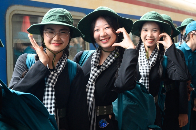 Cảnh tượng đặc biệt tại ga Hà Nội chiều tháng Sáu: Người dân xếp hàng dài chào đón các chiến sĩ chuẩn bị thực hiện nhiệm vụ A80- Ảnh 32.