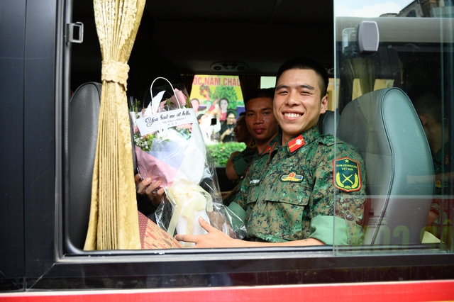 Cảnh tượng đặc biệt tại ga Hà Nội chiều tháng Sáu: Người dân xếp hàng dài chào đón các chiến sĩ chuẩn bị thực hiện nhiệm vụ A80- Ảnh 40.