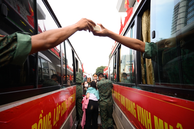 Cảnh tượng đặc biệt tại ga Hà Nội chiều tháng Sáu: Người dân xếp hàng dài chào đón các chiến sĩ chuẩn bị thực hiện nhiệm vụ A80- Ảnh 37.