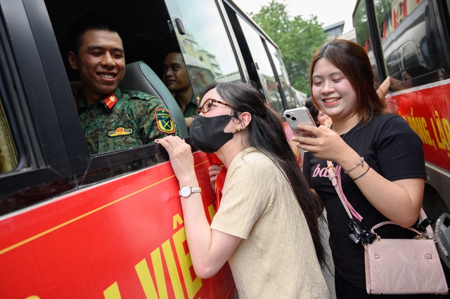 Cảnh tượng đặc biệt tại ga Hà Nội chiều tháng Sáu: Người dân xếp hàng dài chào đón các chiến sĩ chuẩn bị thực hiện nhiệm vụ A80- Ảnh 39.