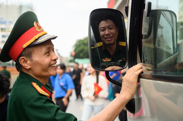Cảnh tượng đặc biệt tại ga Hà Nội chiều tháng Sáu: Người dân xếp hàng dài chào đón các chiến sĩ chuẩn bị thực hiện nhiệm vụ A80- Ảnh 36.