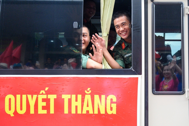 Cảnh tượng đặc biệt tại ga Hà Nội chiều tháng Sáu: Người dân xếp hàng dài chào đón các chiến sĩ chuẩn bị thực hiện nhiệm vụ A80- Ảnh 38.