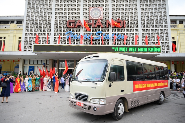 Thượng úy Lê Hoàng Hiệp được các chiến sĩ khác “hộ tống” di chuyển ra khỏi vòng vây của đông đảo người dân tại ga Hà Nội- Ảnh 8.