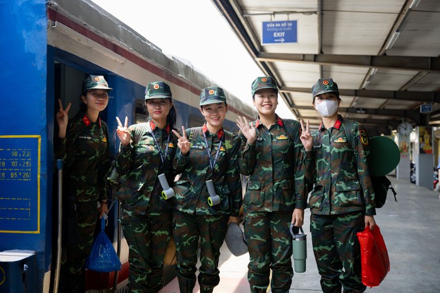 Cảnh tượng đặc biệt tại ga Hà Nội chiều tháng Sáu: Người dân xếp hàng dài chào đón các chiến sĩ chuẩn bị thực hiện nhiệm vụ A80- Ảnh 19.