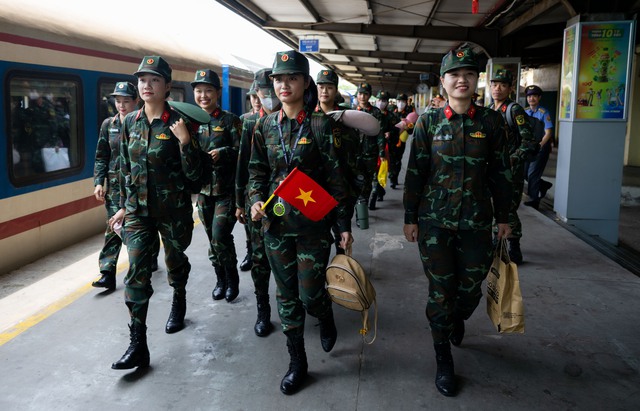 Cảnh tượng đặc biệt tại ga Hà Nội chiều tháng Sáu: Người dân xếp hàng dài chào đón các chiến sĩ chuẩn bị thực hiện nhiệm vụ A80- Ảnh 21.