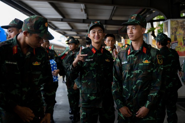 Cảnh tượng đặc biệt tại ga Hà Nội chiều tháng Sáu: Người dân xếp hàng dài chào đón các chiến sĩ chuẩn bị thực hiện nhiệm vụ A80- Ảnh 15.