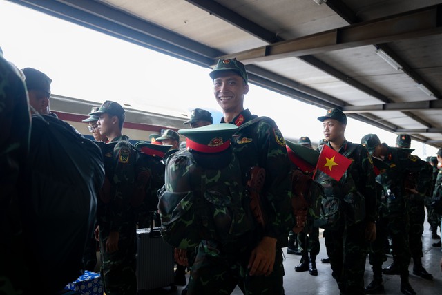 Cảnh tượng đặc biệt tại ga Hà Nội chiều tháng Sáu: Người dân xếp hàng dài chào đón các chiến sĩ chuẩn bị thực hiện nhiệm vụ A80- Ảnh 14.